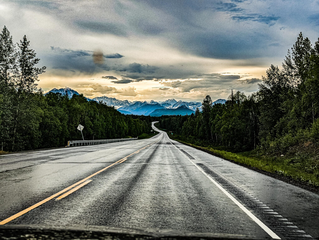 Organiser un road trip en Alaska sur la route Georges Parks Highway avec montagnes et forêts