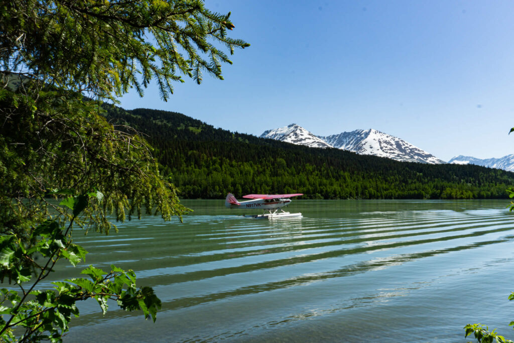 Voyager en Alaska, hydravion se posant sur le lac de Moose Path sur la Seward Highway