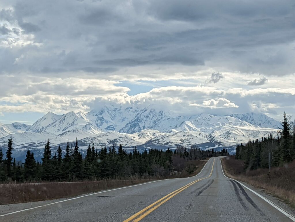 Organiser un road trip en Alaska, sur la richardson highway entre forêts et montagnes enneigées