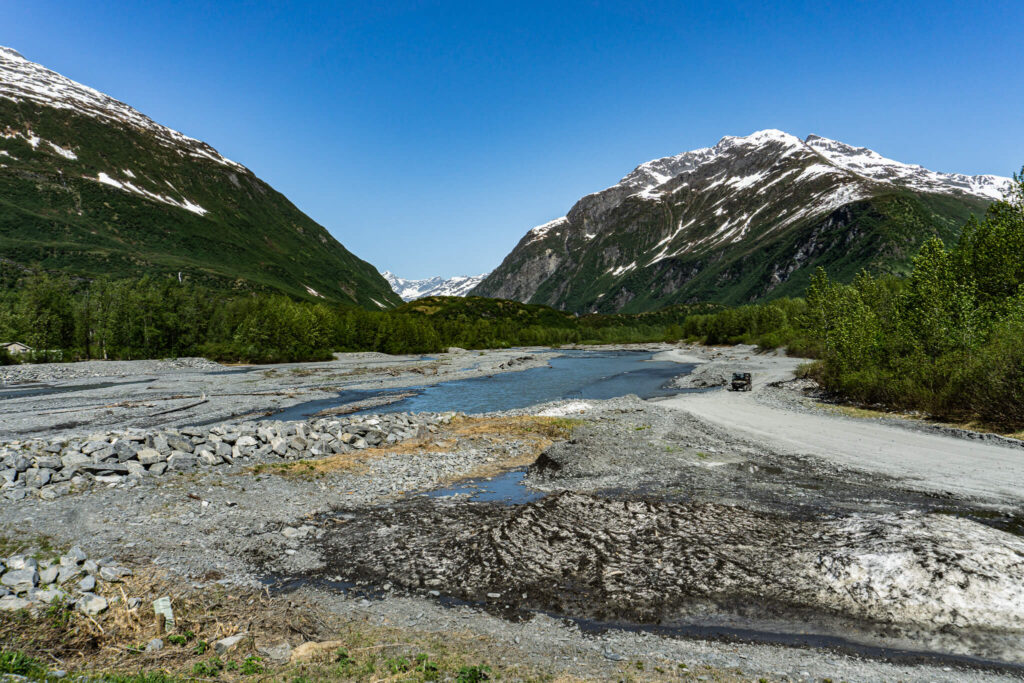 Partir en road trip en Alaska, lit d'une rivière entre deux montagnes, autour de la ville de Valdez,