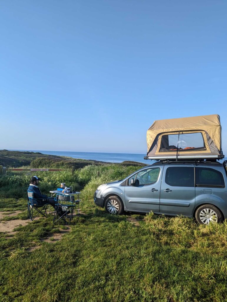 Aventure en pleine nature, campement sauvage devant la mer