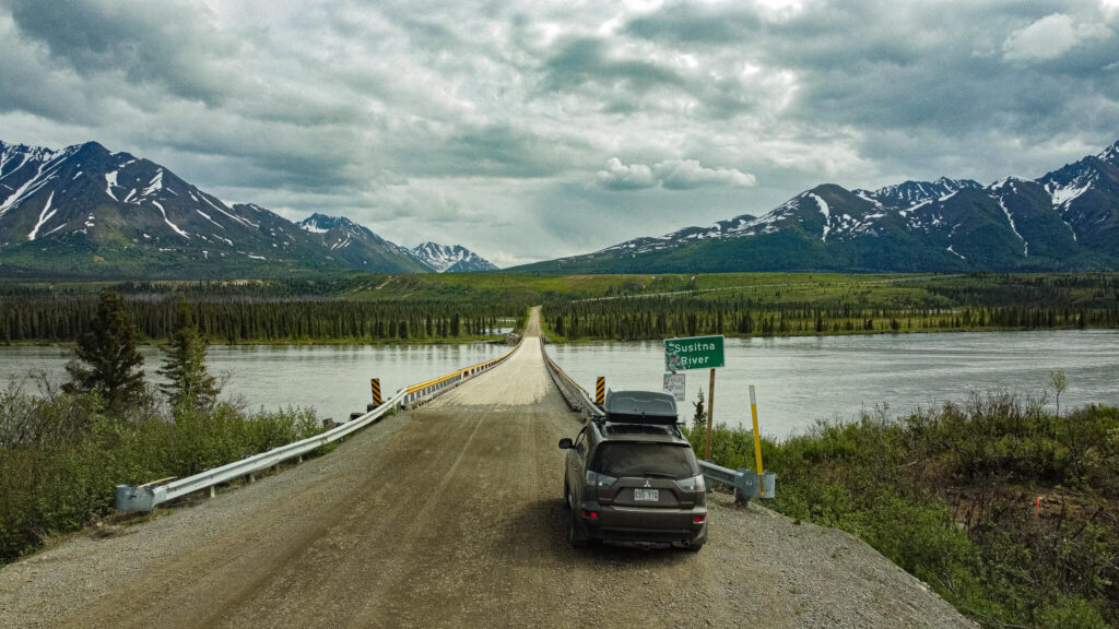 Overland, traverser un pont au milieu de la nature sauvage