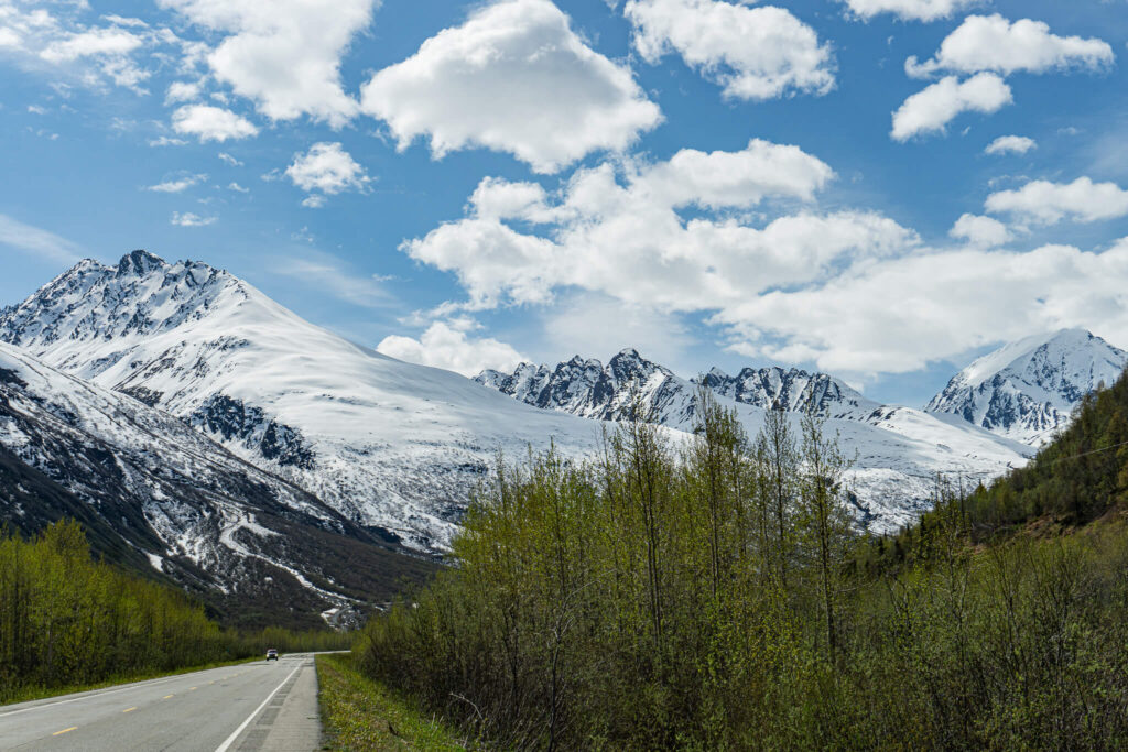 Organiser un road trip en Alaska, sur la Richardson Highway passant entre forêt et montagne
