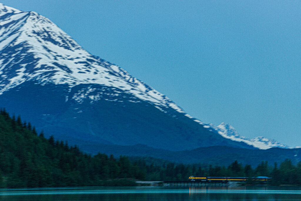 Visiter l'Alaska en train, train passant sur l'Alaska Railroad traversant le lac de Moose Path