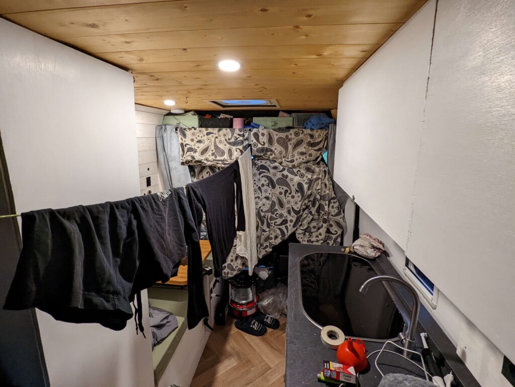 Vanlife, inconvénients, linge avec des vêtements à sécher traversent l'intérieur du van