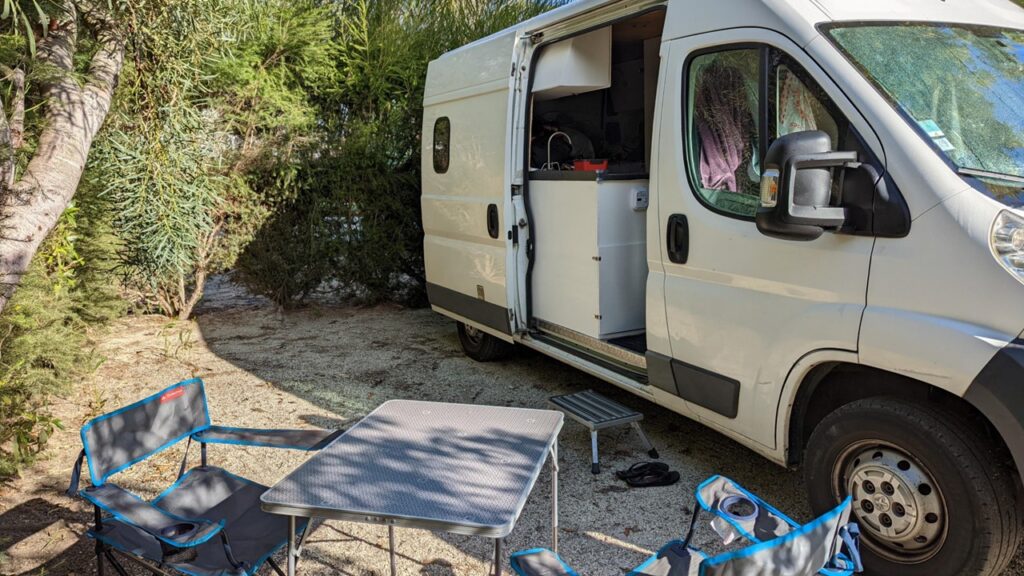 Vanlife, vue sur un van aménagé en camping