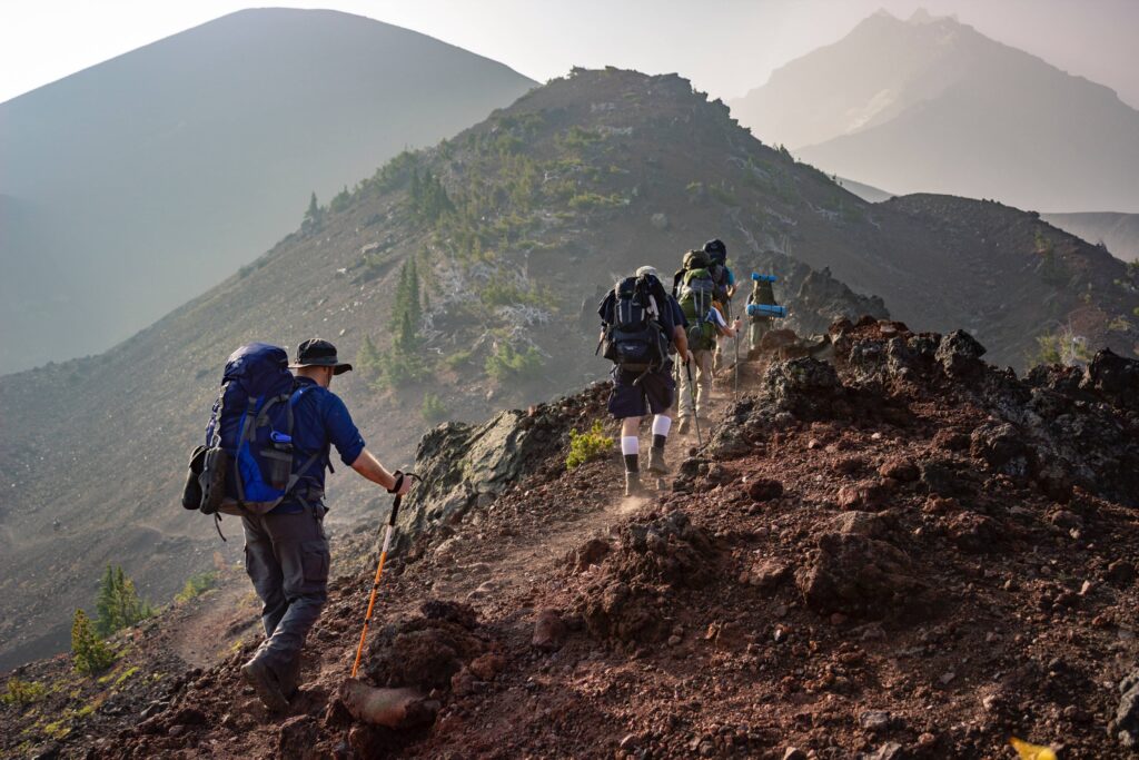 les meilleures applications pour randonner : vue de randonneurs sur une montagne