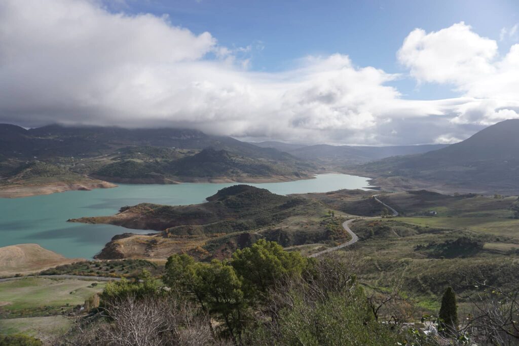 Vue depuis le haut de Zahara en Andalousie