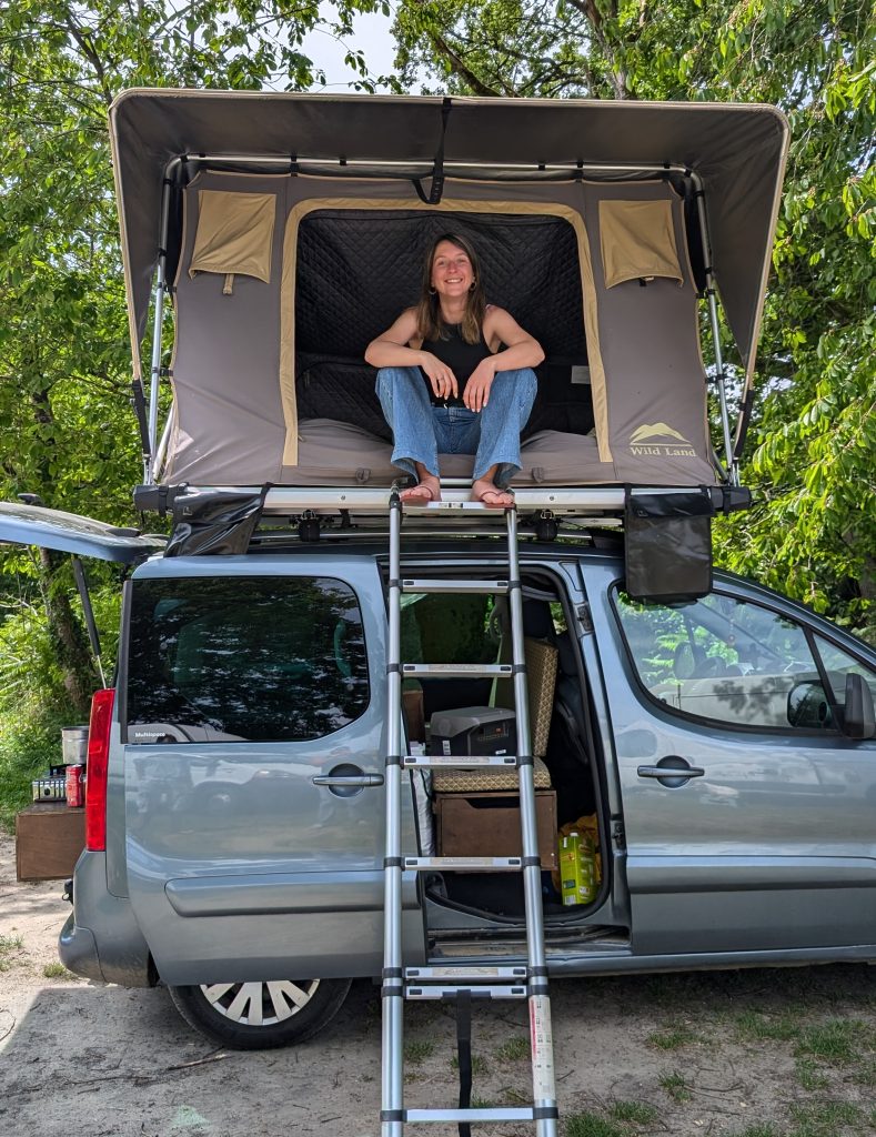 Manon solo en tente de toit