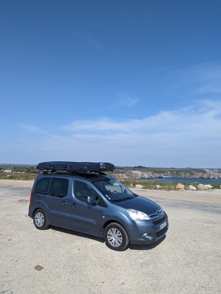 Berlingo avec tente de toit fermée