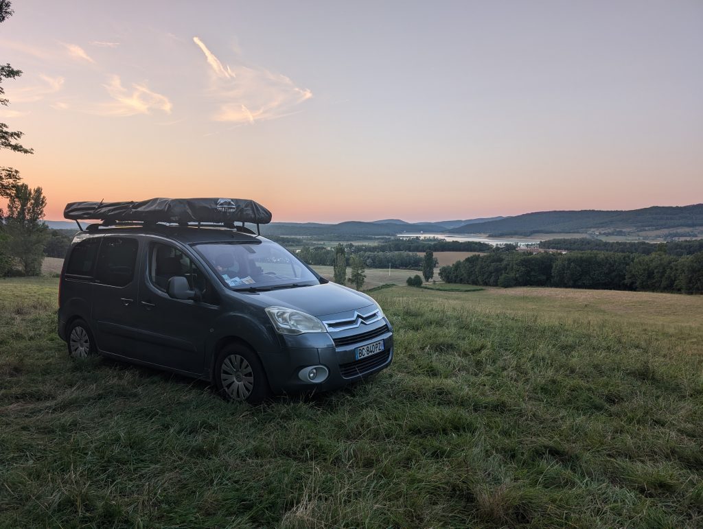 Berlingo avec tente de toit pliée