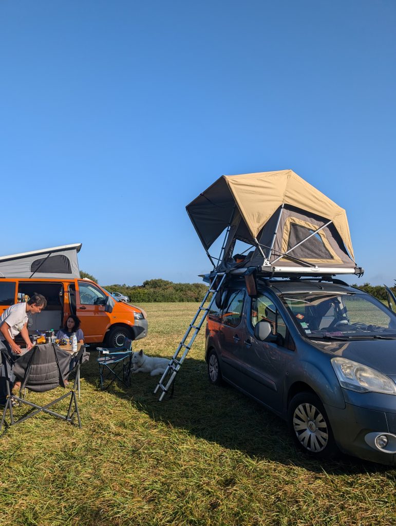 Berlingo avec tente de toit souple ouverte