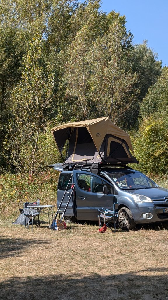véhicule de voyage : Berlingo ludospace + tente de toit
