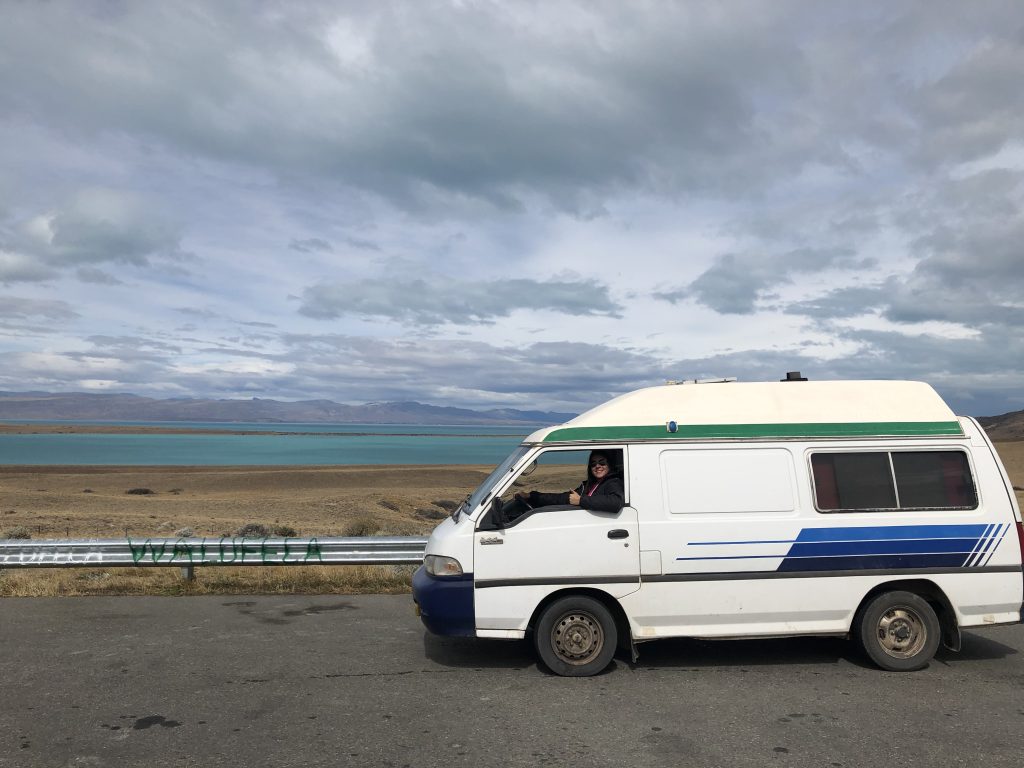 véhicule de voyage : van avec paysage