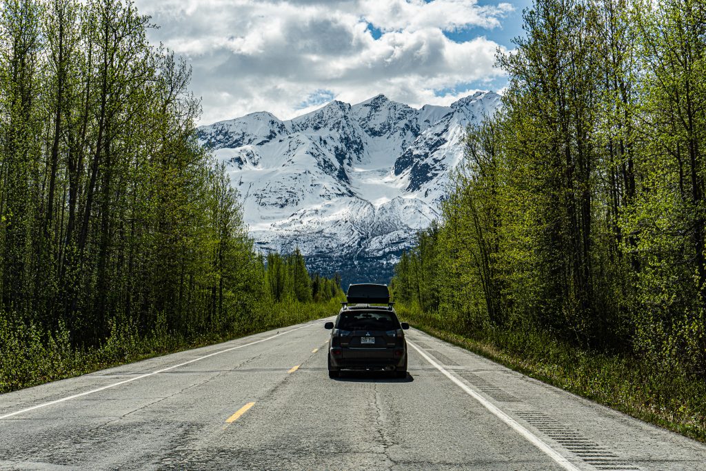 Véhicule de voyage SUV sur une route avec vue montagne