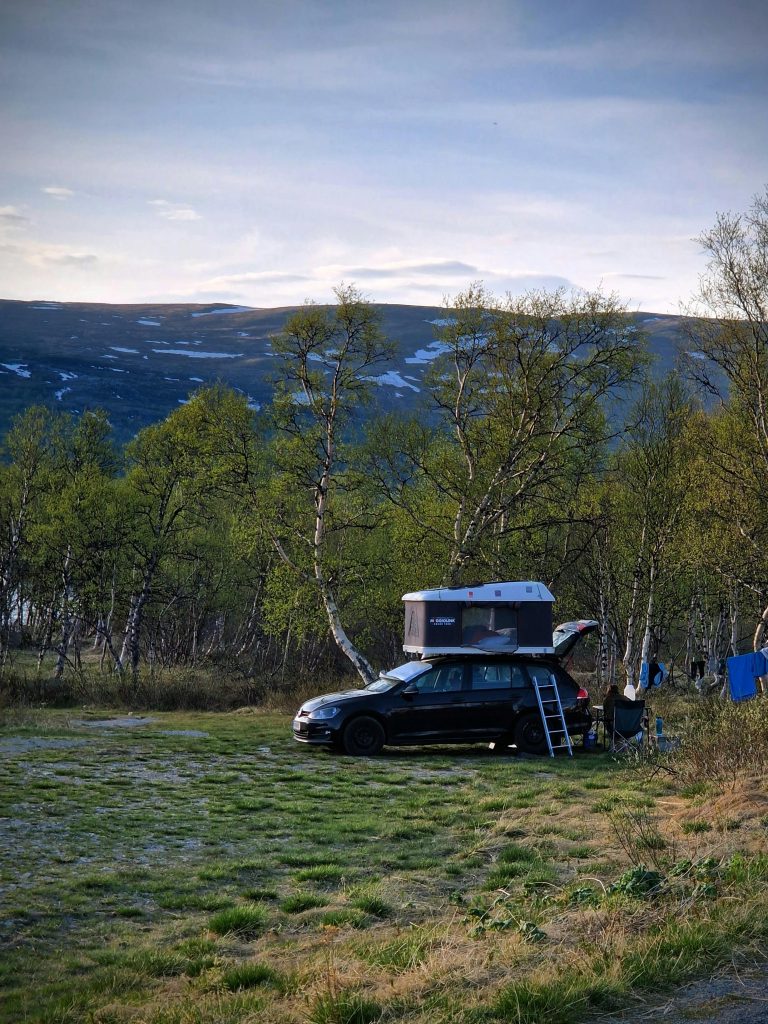 tente de toit rigide sur voiture