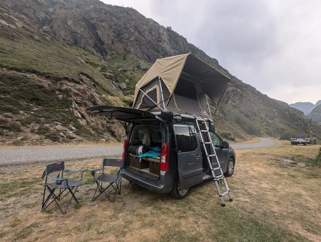 assurance tente de toit : tente de toit installée sur Berlingo en montagne