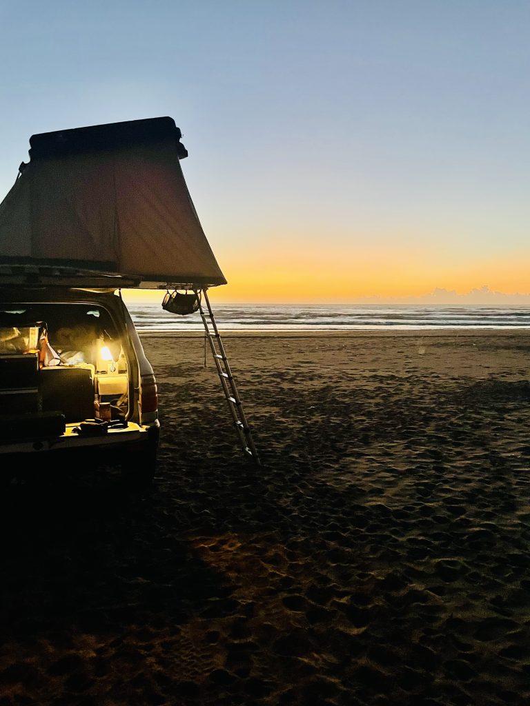 tente de toit sur la plage