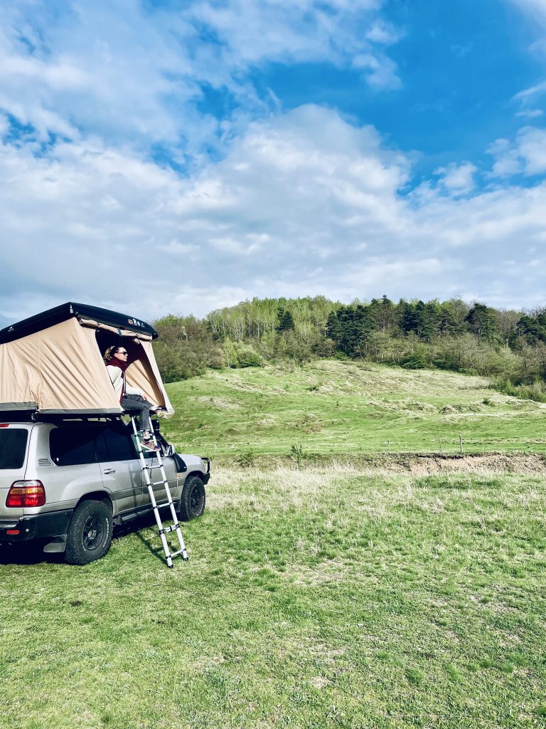 tente de toit dans un champ