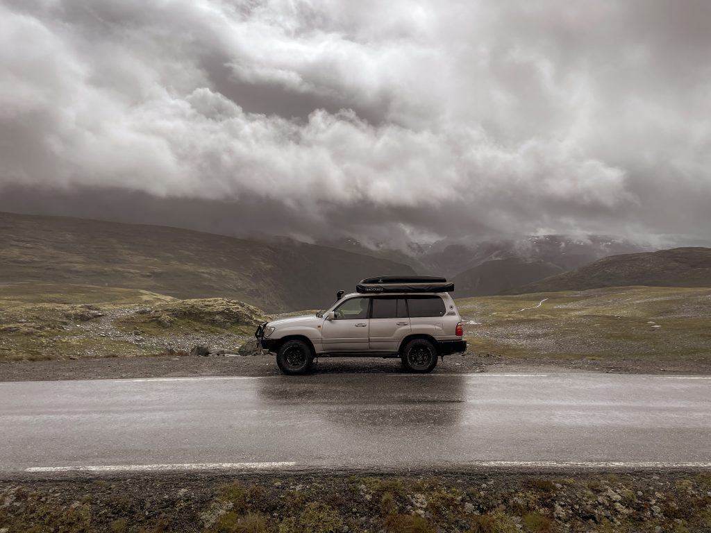 4x4 avec tente de toit ciel gris