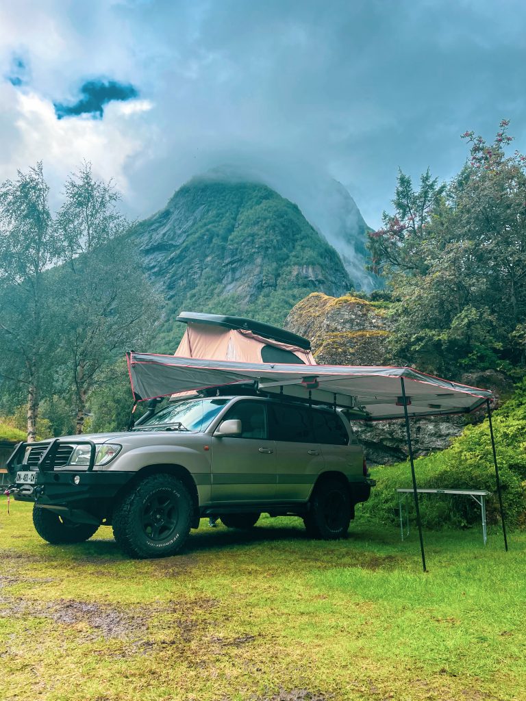 Auvent tente de toit et 4x4 en montagne
