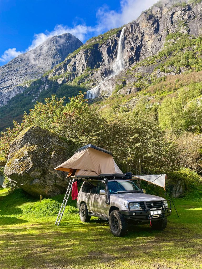 Voyager en tente de toit bivouac