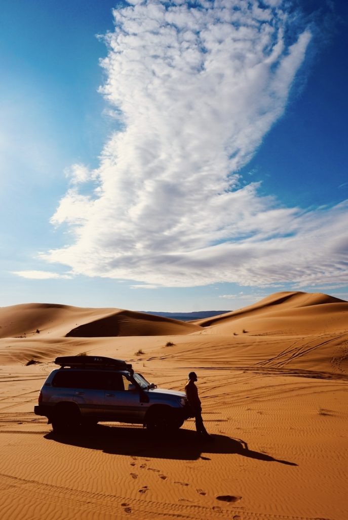 Voyage en tente de toit dans le Sahara