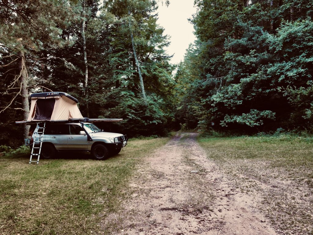 4x4 et tente de toit en forêt
