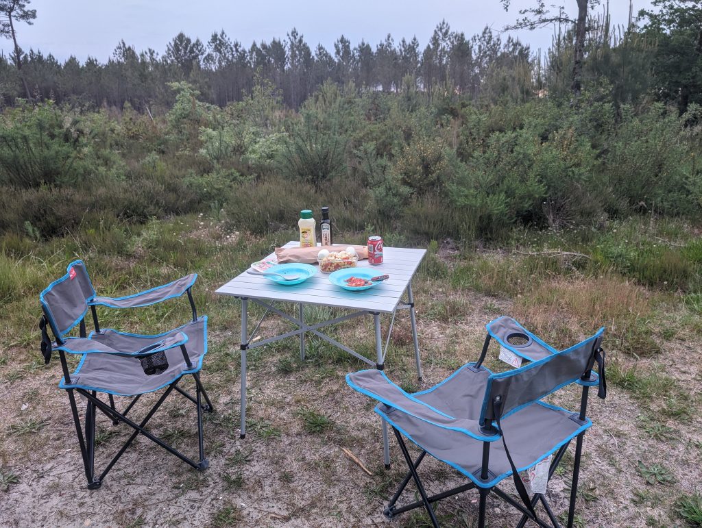 Tables et et chaises : équipement camping voiture