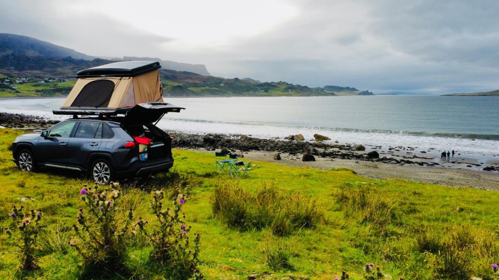 Voyage en tente de toit et voiture