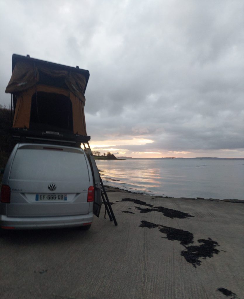 VW Caddy + tente de toit face à la mer