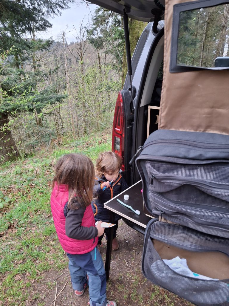se brosser les dents en voyage en tente de toit en famille
