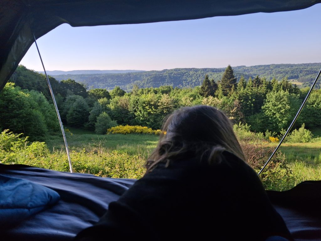 sécurité avec enfants en tente de toit