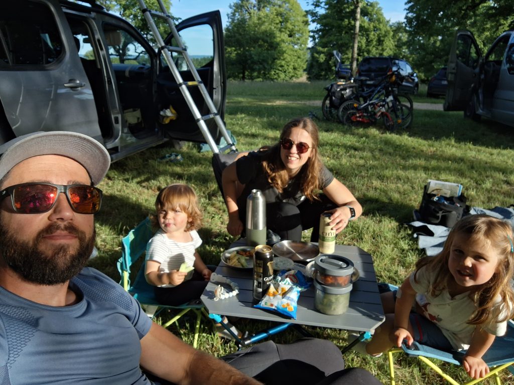 Voyage en famille en tente de toit : pause déjeuner