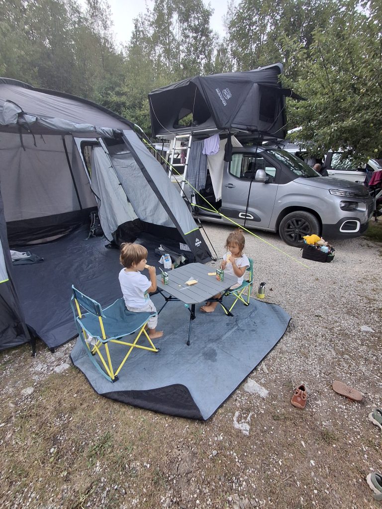 camping en tente de toit avec des enfants