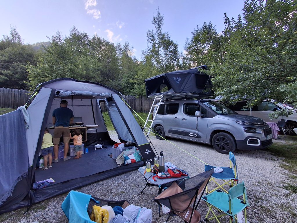 campement organisation voyage tente de toit en famille