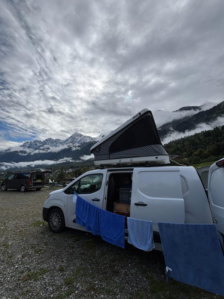 linge étendu en voiture et tente de toit