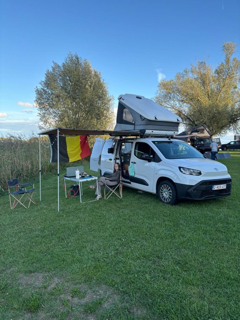 Auvent sur voiture du quotidien et tente de toit
