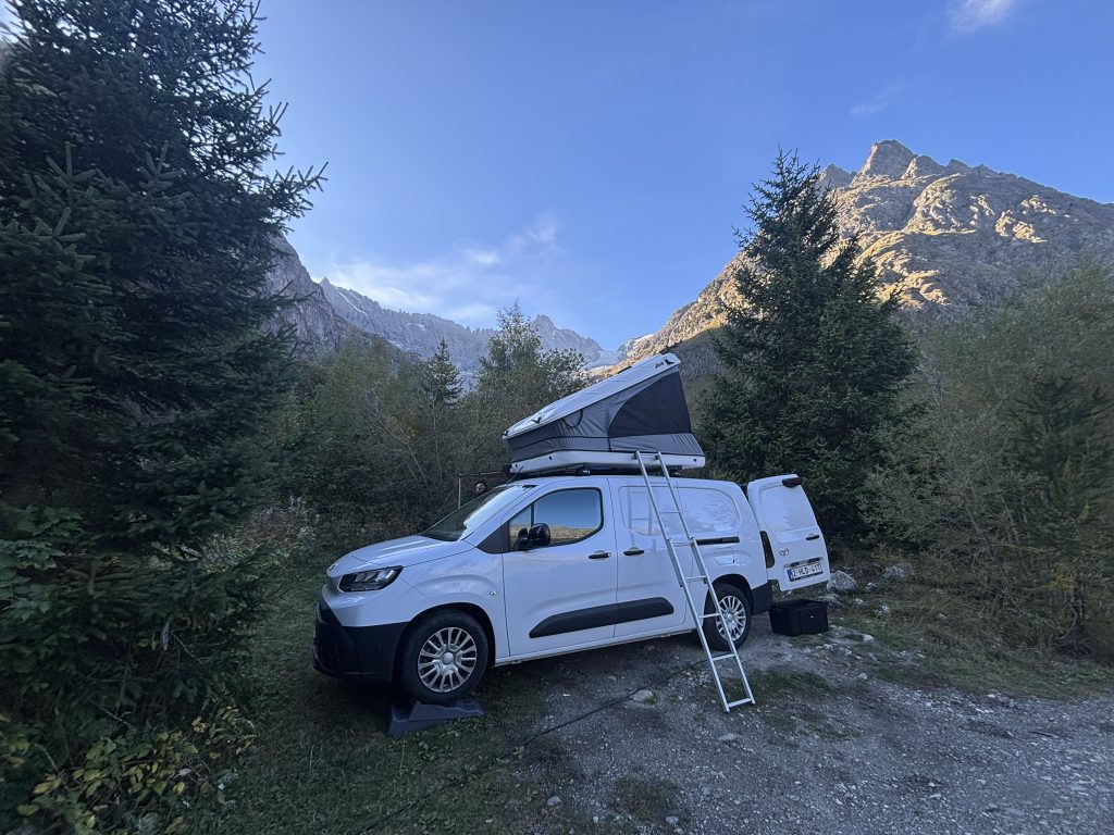 camionnette avec tente de toit en montagne