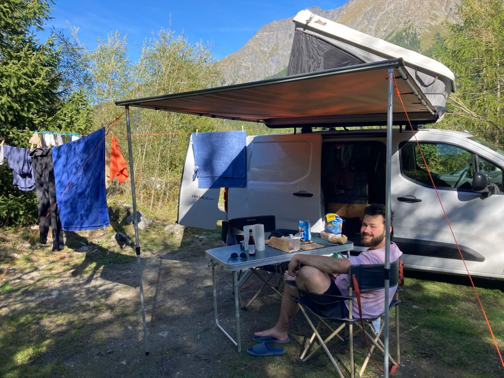 camping en tente de toit et voiture du quotidien