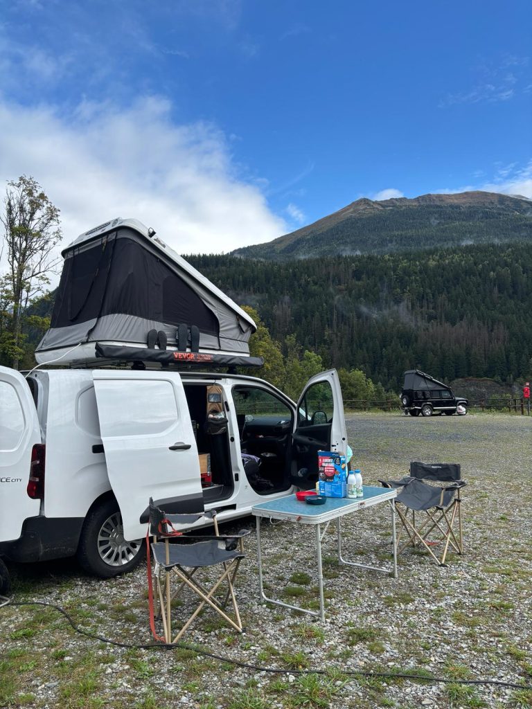 Équipement bivouac voiture du quotidien et tente de toit