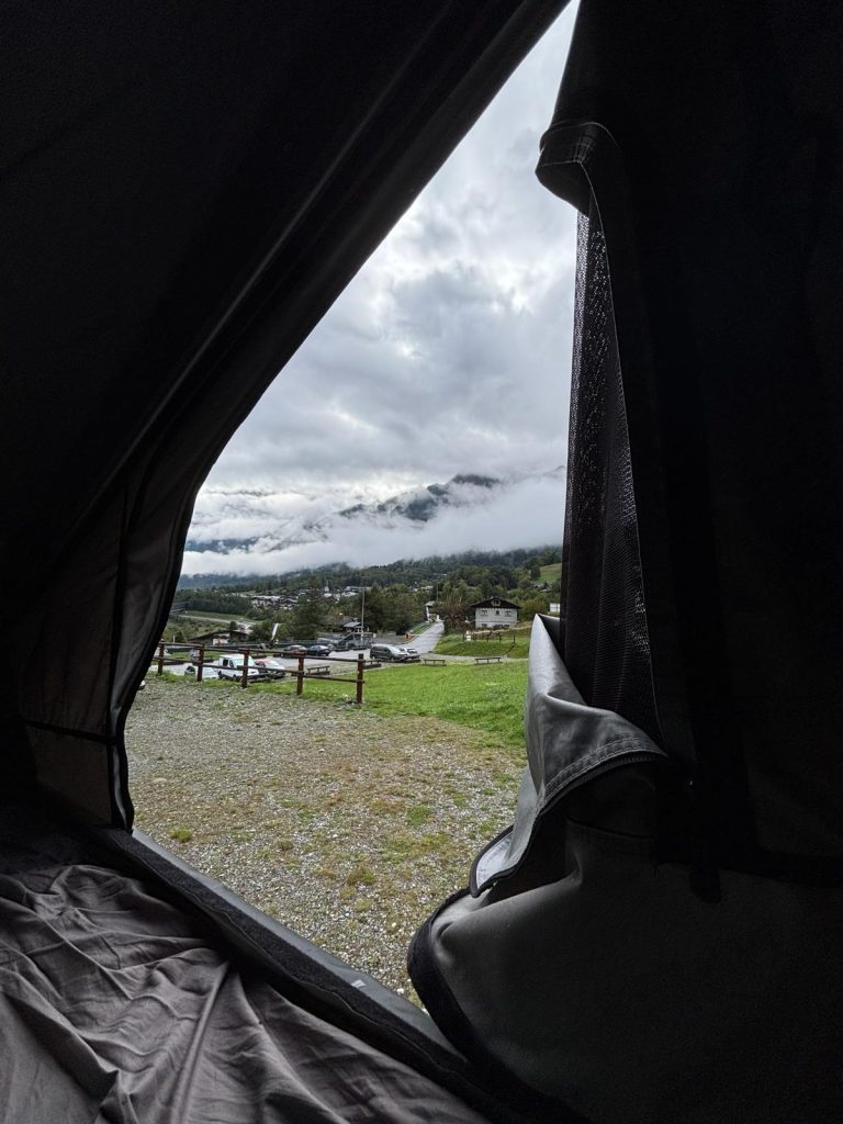 Vue intérieur tente de toit, mauvais temps