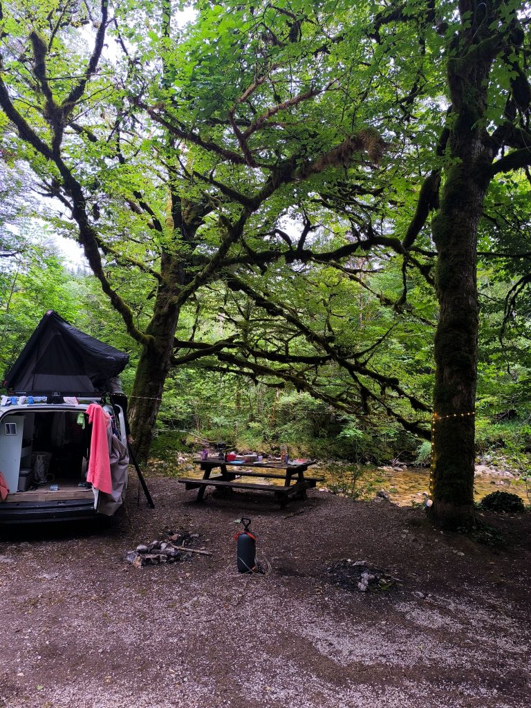 bivouac road trip tente de toit avec un enfant