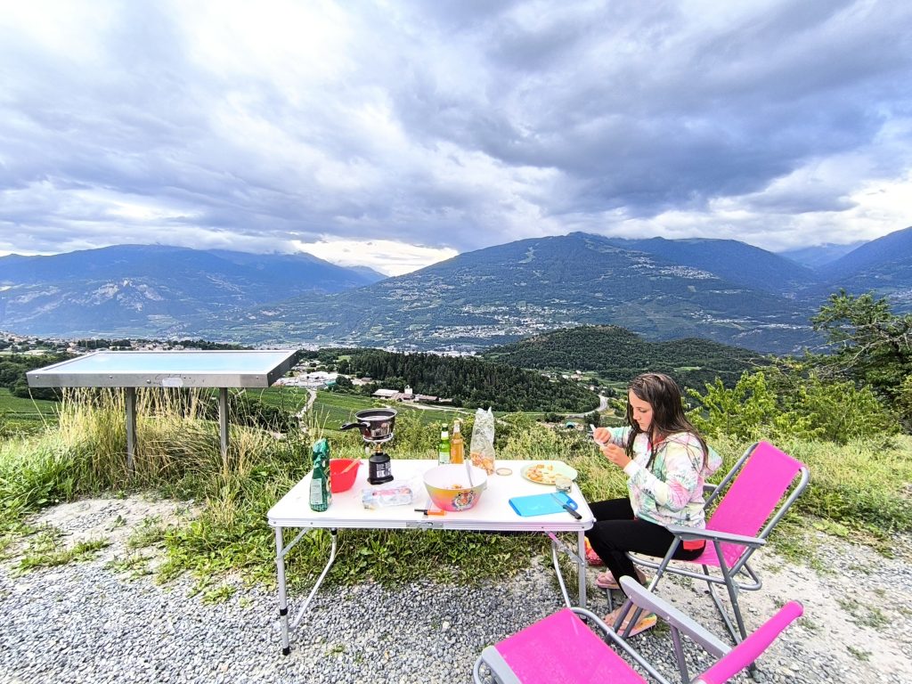 voyager en tente de toit avec un enfant, repas